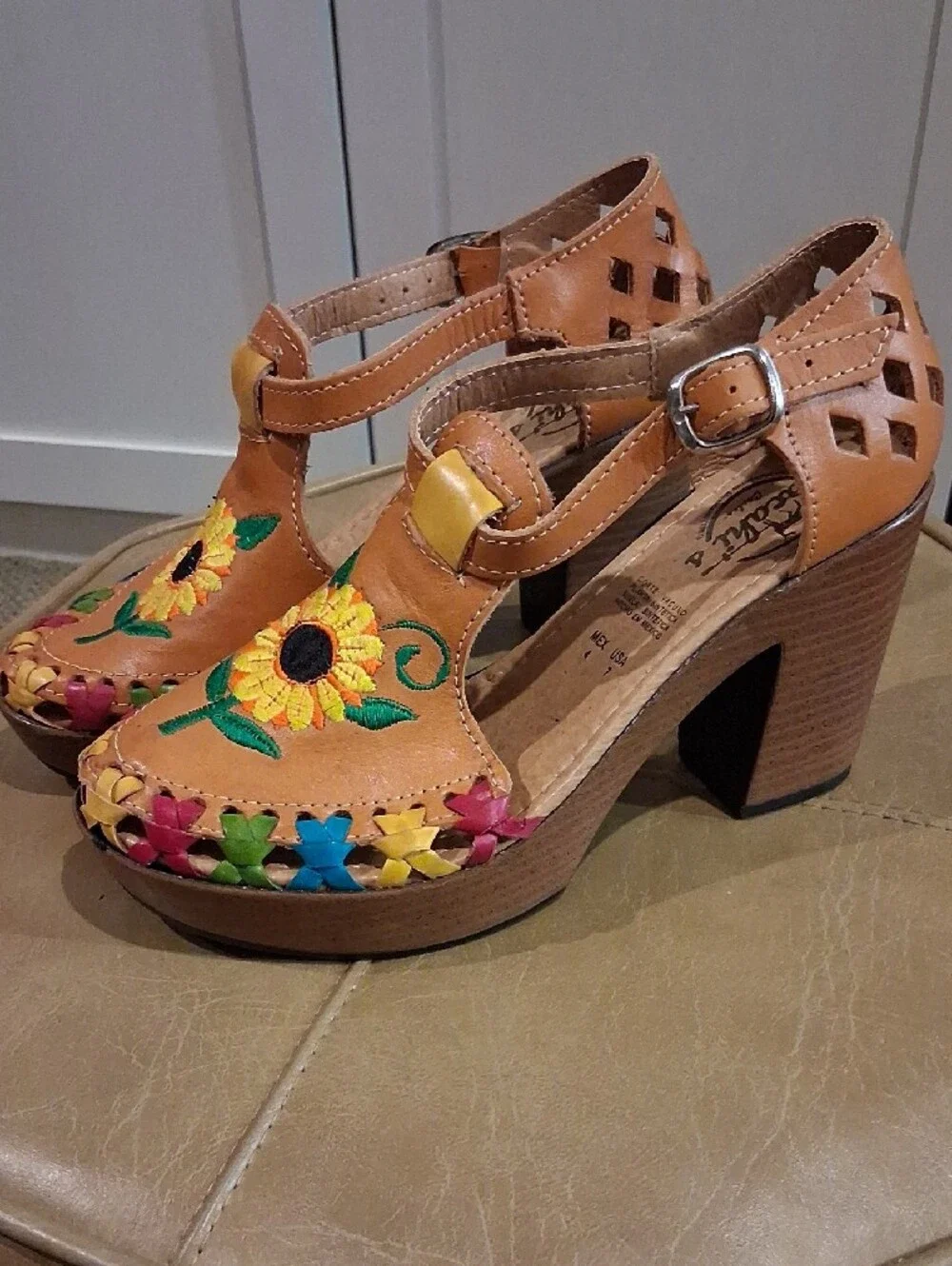 New From MEXICO Women’s Floral Embroidered Tan Leather Heeled Sandals